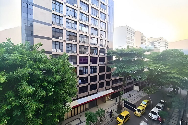 Apartamento confortável com garagem, a duas quadras da praia