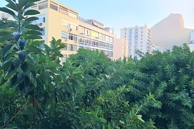 Apartamento confortável com garagem, a duas quadras da praia