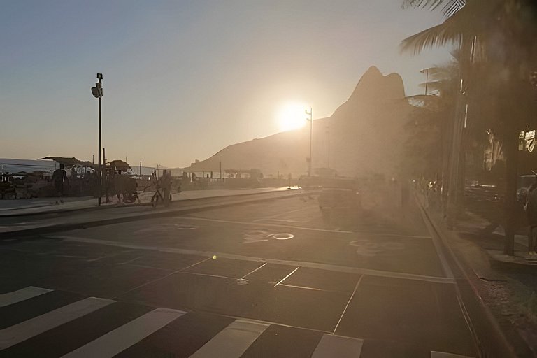 Apartamento confortável com garagem, a duas quadras da praia