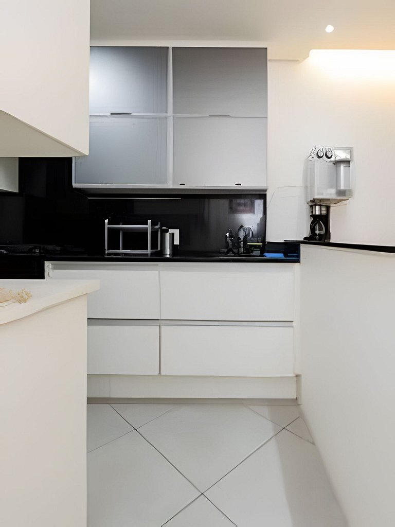 Apartamento confortável com garagem, a duas quadras da praia