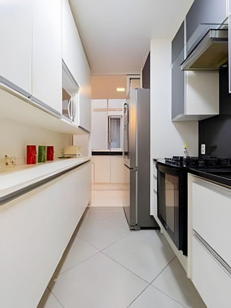 Apartamento confortável com garagem, a duas quadras da praia