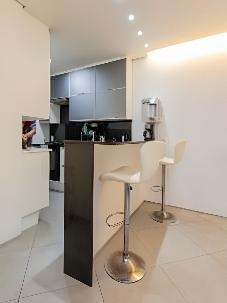 Apartamento confortável com garagem, a duas quadras da praia