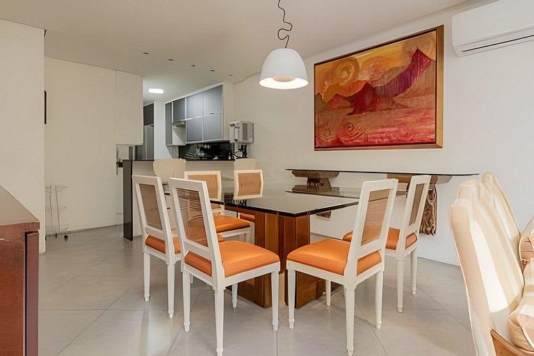 Apartamento confortável com garagem, a duas quadras da praia