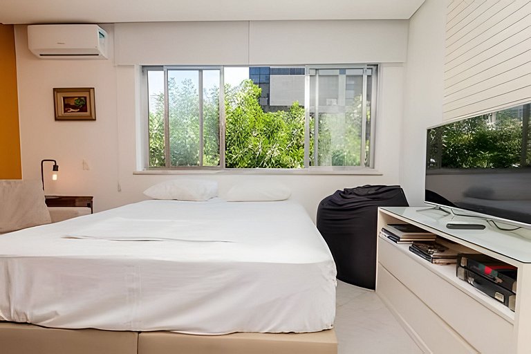 Apartamento confortável com garagem, a duas quadras da praia