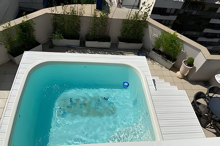Cobertura Arpoador com piscina, garagem, serviços e seguranç