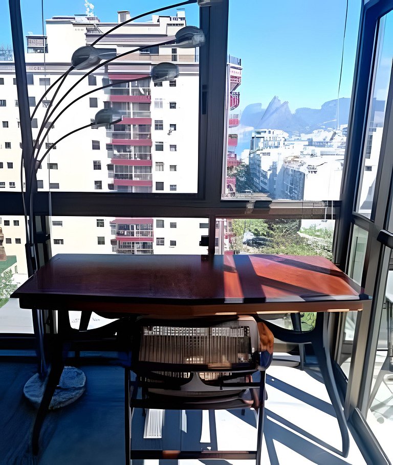 Cobertura Arpoador com piscina, garagem, serviços e seguranç