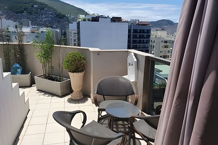 Cobertura Arpoador com piscina, garagem, serviços e seguranç