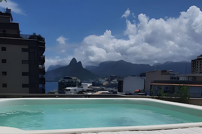 Cobertura Arpoador com piscina, garagem, serviços e seguranç