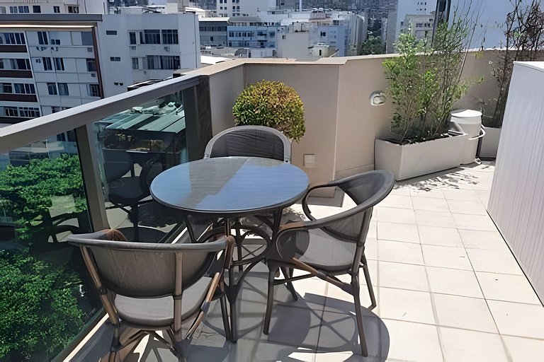 Cobertura Arpoador com piscina, garagem, serviços e seguranç