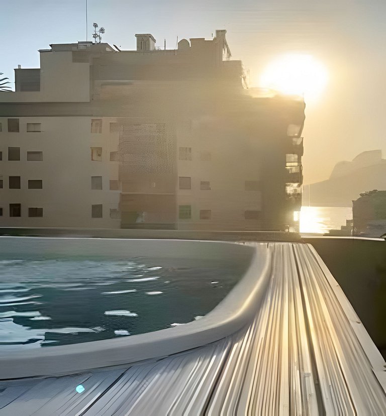 Cobertura Arpoador com piscina, garagem, serviços e seguranç
