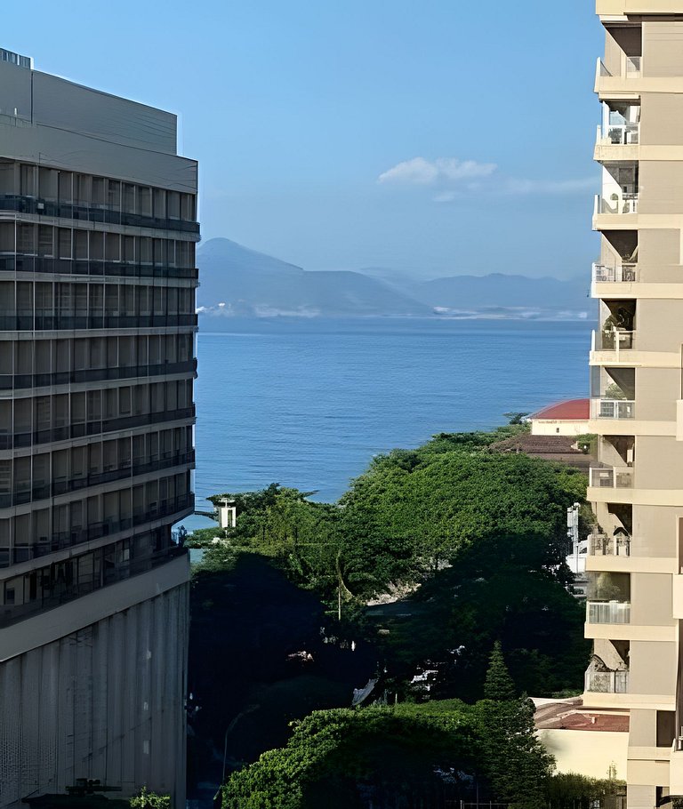 Cobertura Arpoador com piscina, garagem, serviços e seguranç