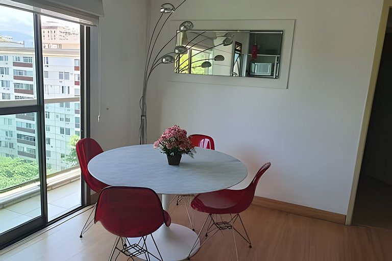 Cobertura Arpoador com piscina, garagem, serviços e seguranç