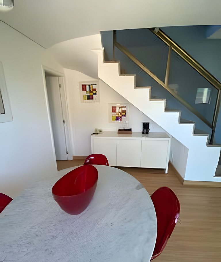 Cobertura Arpoador com piscina, garagem, serviços e seguranç