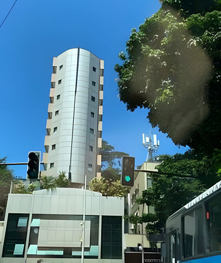 Cobertura Arpoador com piscina, garagem, serviços e seguranç