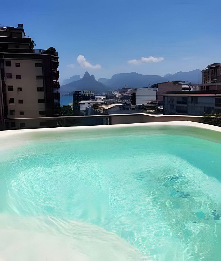 Cobertura Arpoador com piscina, garagem, serviços e seguranç