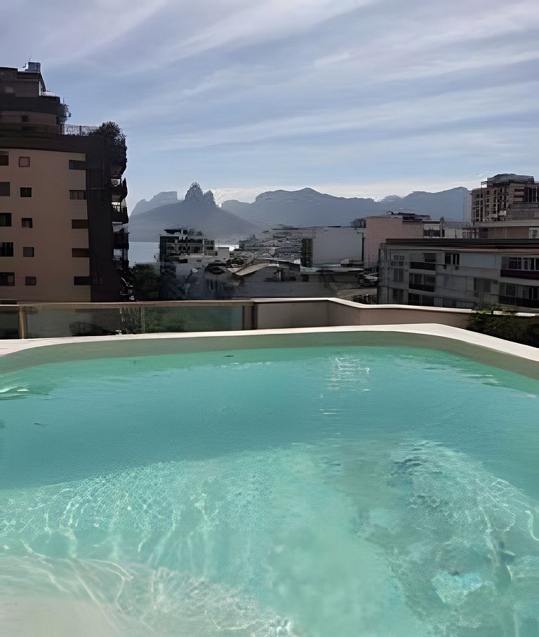 Cobertura Arpoador com piscina, garagem, serviços e seguranç