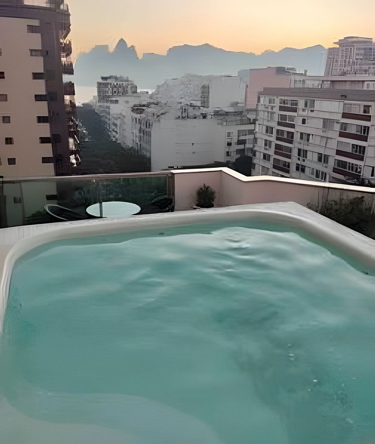 Cobertura Arpoador com piscina, garagem, serviços e seguranç