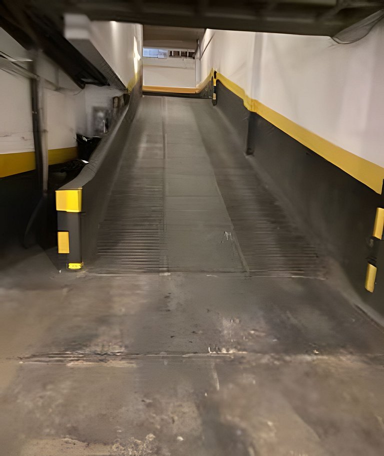 Cobertura Arpoador com piscina, garagem, serviços e seguranç
