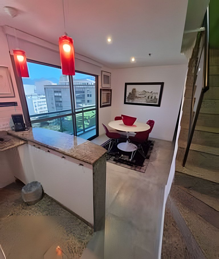 Cobertura Arpoador com piscina, garagem, serviços e seguranç