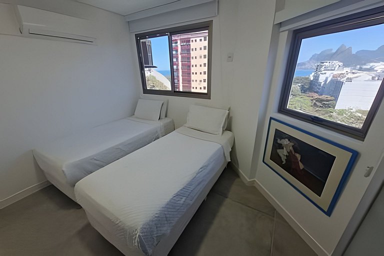 Cobertura Arpoador com piscina, garagem, serviços e seguranç
