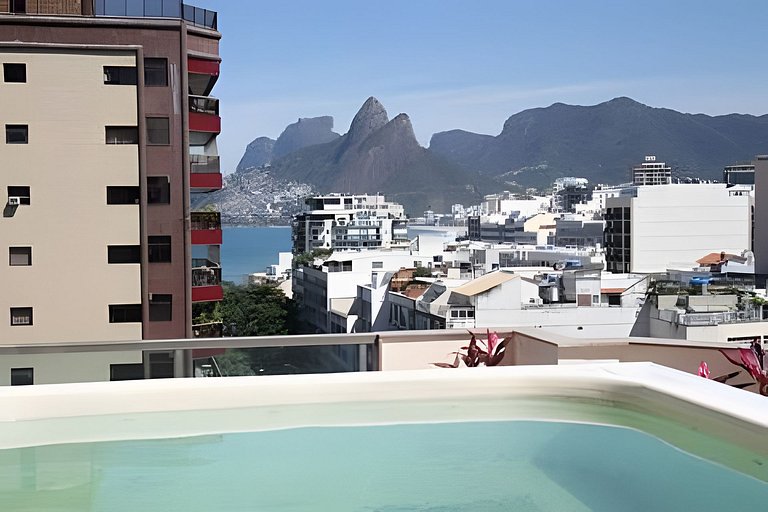 Cobertura Arpoador com piscina, garagem, serviços e seguranç