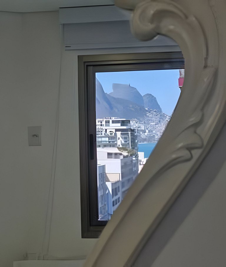 Cobertura Arpoador com piscina, garagem, serviços e seguranç