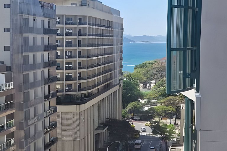 Cobertura Arpoador com piscina, garagem, serviços e seguranç