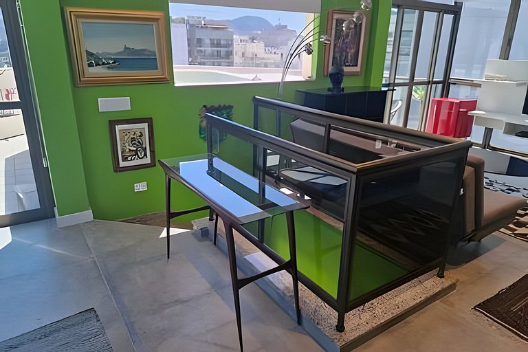 Cobertura Arpoador com piscina, garagem, serviços e seguranç