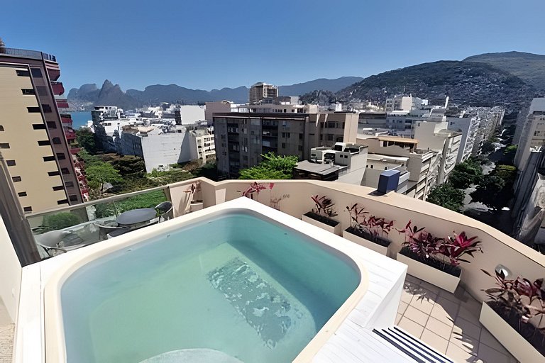 Cobertura Arpoador com piscina, garagem, serviços e seguranç