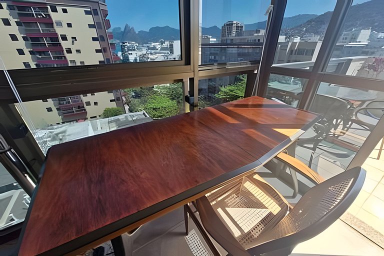 Cobertura Arpoador com piscina, garagem, serviços e seguranç