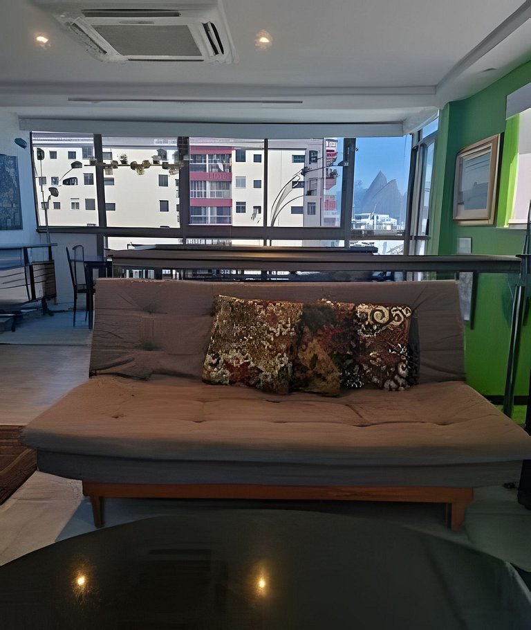 Cobertura Arpoador com piscina, garagem, serviços e seguranç