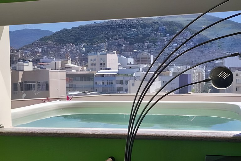 Cobertura Arpoador com piscina, garagem, serviços e seguranç