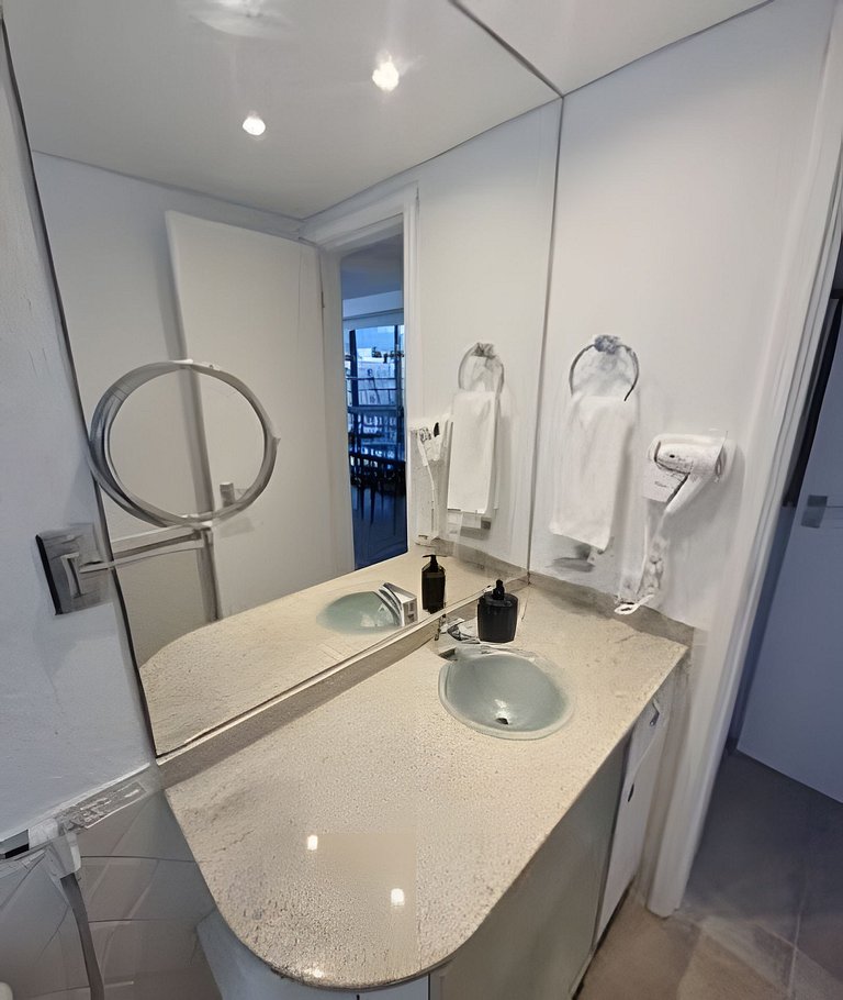 Cobertura Arpoador com piscina, garagem, serviços e seguranç