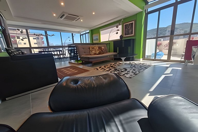 Cobertura Arpoador com piscina, garagem, serviços e seguranç