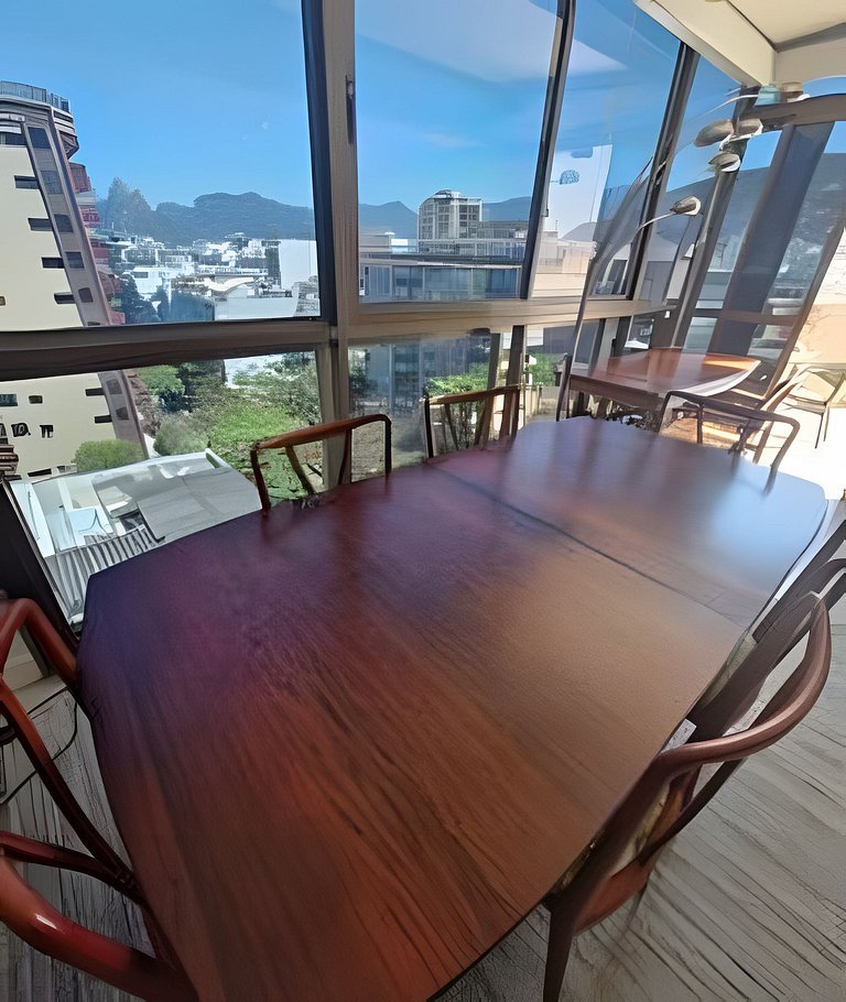 Cobertura Arpoador com piscina, garagem, serviços e seguranç