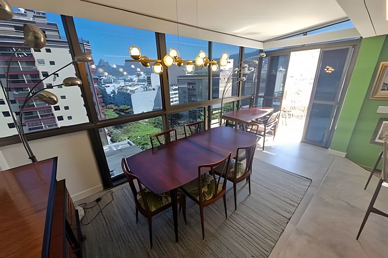 Cobertura Arpoador com piscina, garagem, serviços e seguranç