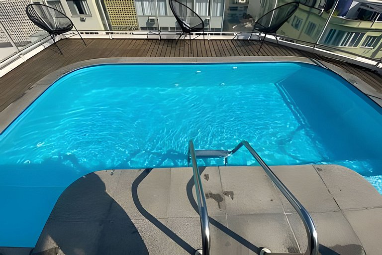 Apartamento a uma quadra da praia, com segurança 24 horas e