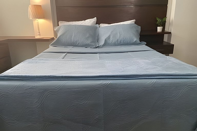 Apartamento a uma quadra da praia, com segurança 24 horas e