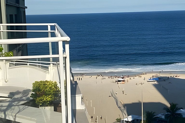 Apartamento a uma quadra da praia, com segurança 24 horas e