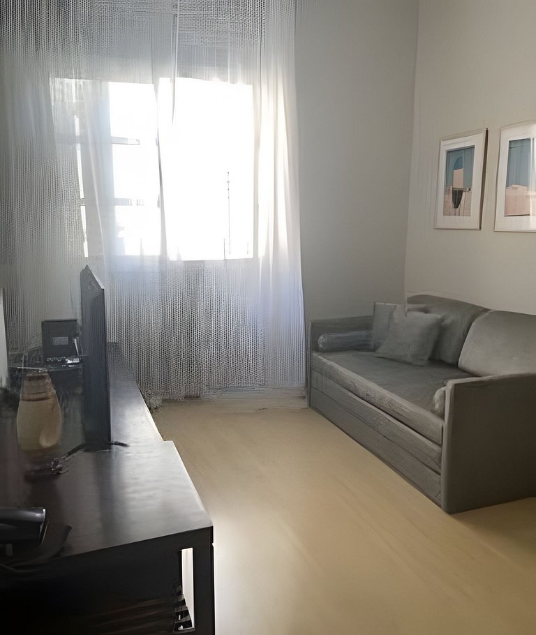 Apartamento a uma quadra da praia, com segurança 24 horas e