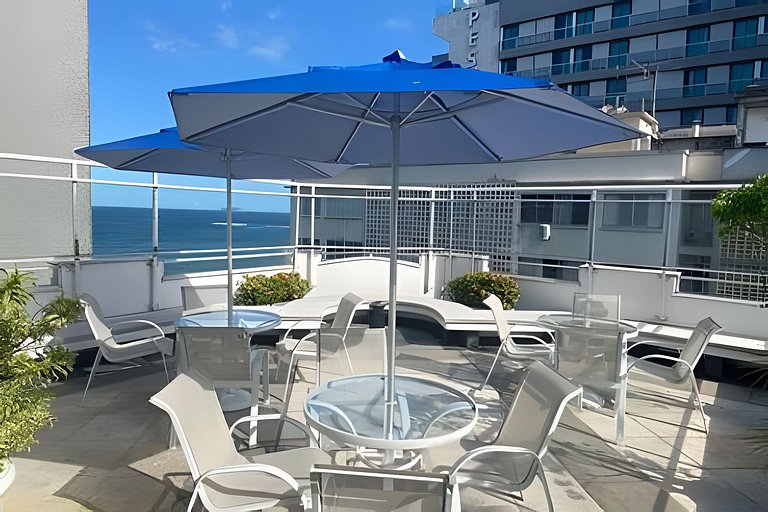 Apartamento a uma quadra da praia, com segurança 24 horas e