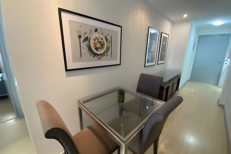 Apartamento a uma quadra da praia, com segurança 24 horas e