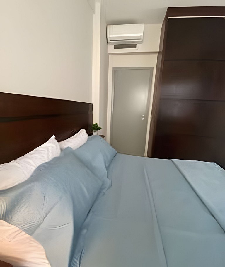 Apartamento a uma quadra da praia, com segurança 24 horas e