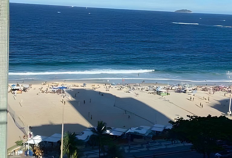 Apartamento a uma quadra da praia, com segurança 24 horas e