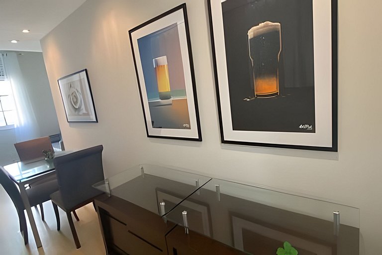 Apartamento a uma quadra da praia, com segurança 24 horas e