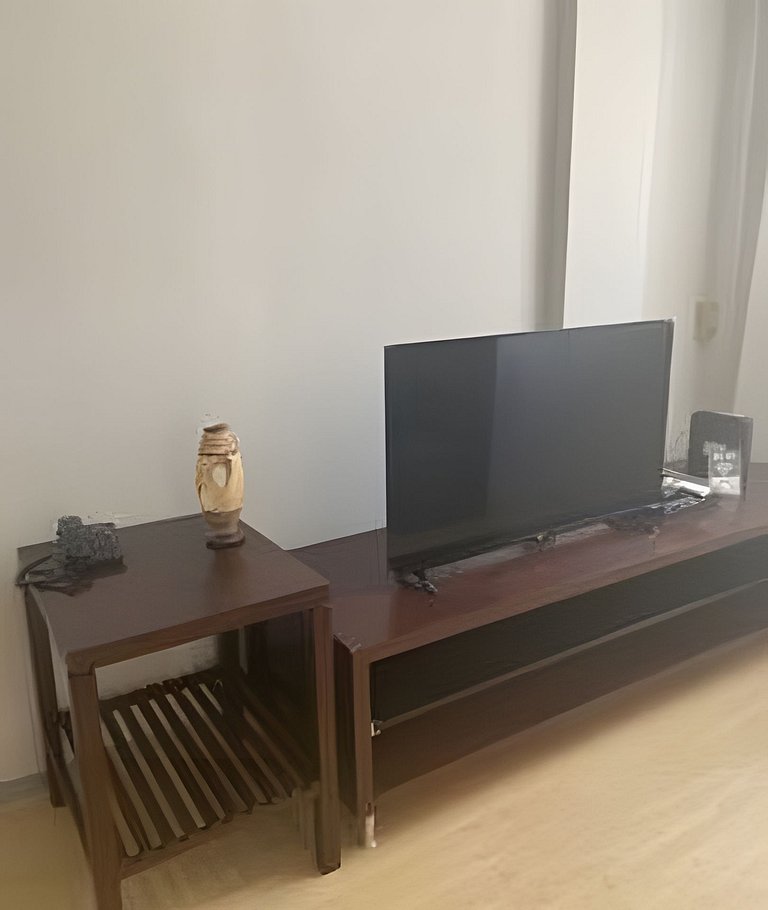 Apartamento a uma quadra da praia, com segurança 24 horas e