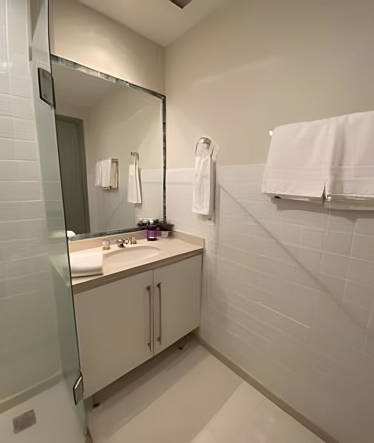 Apartamento a uma quadra da praia, com segurança 24 horas e