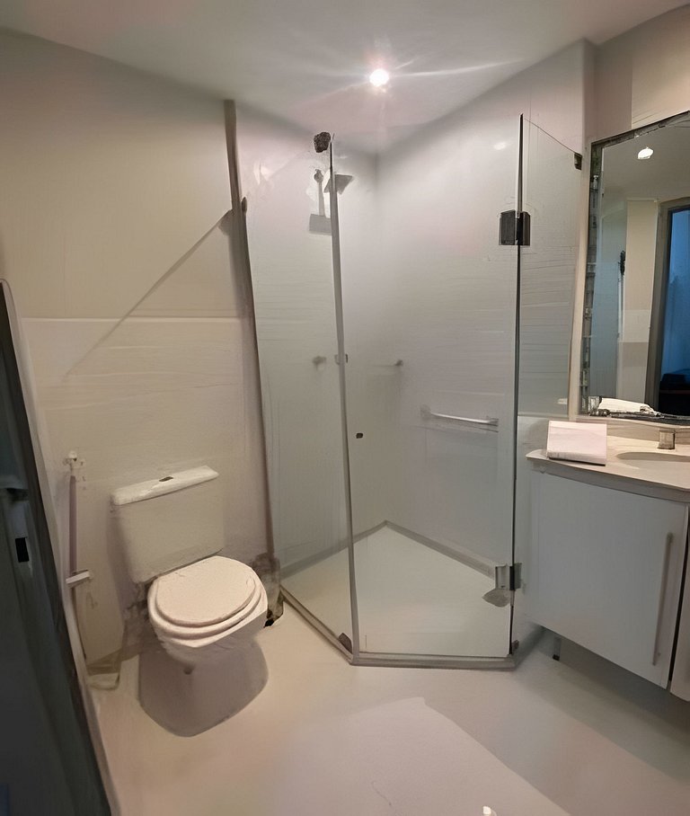Apartamento a uma quadra da praia, com segurança 24 horas e