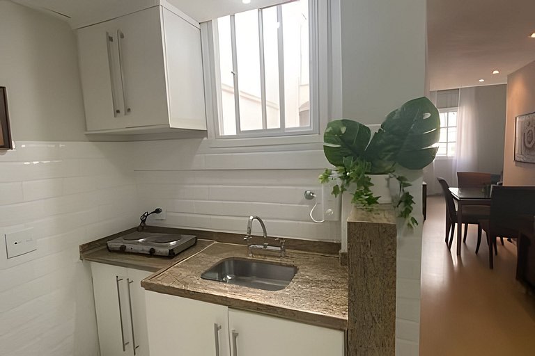 Apartamento a uma quadra da praia, com segurança 24 horas e