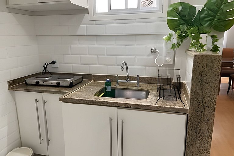 Apartamento a uma quadra da praia, com segurança 24 horas e